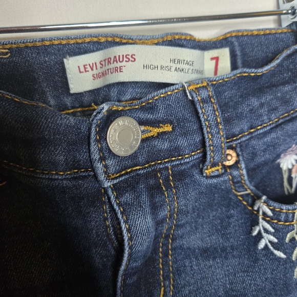 Signature Levi Strauss Kids Dark Blue Jeans w Floral Embroidery Design Straight - Picture 3 of 4